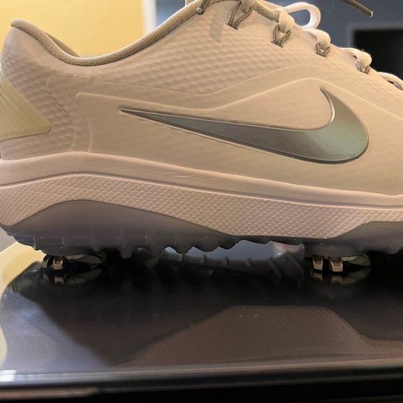 Nike Vapor React Metallic White Golf Shoes/Cleats - Picture 4 of 9